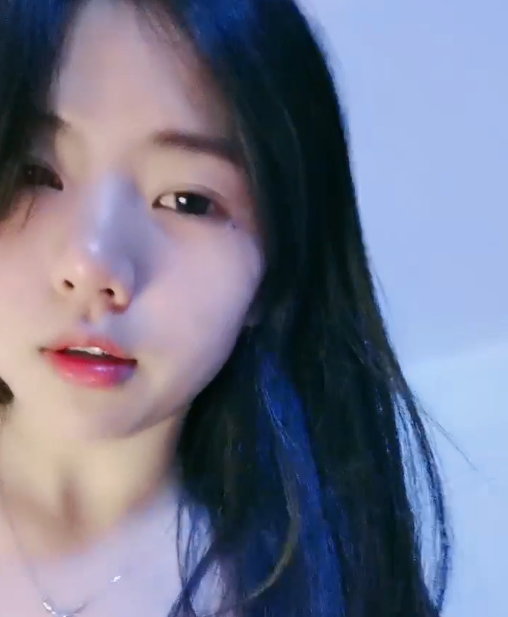 【川奈奈】清纯干净小姐姐大尺度秀-1v576m