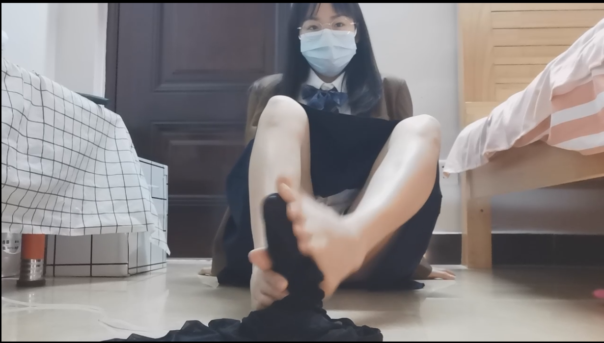 【新】小琪琪文文-jk超薄黑丝半露脸【1V】【635MB百度云】