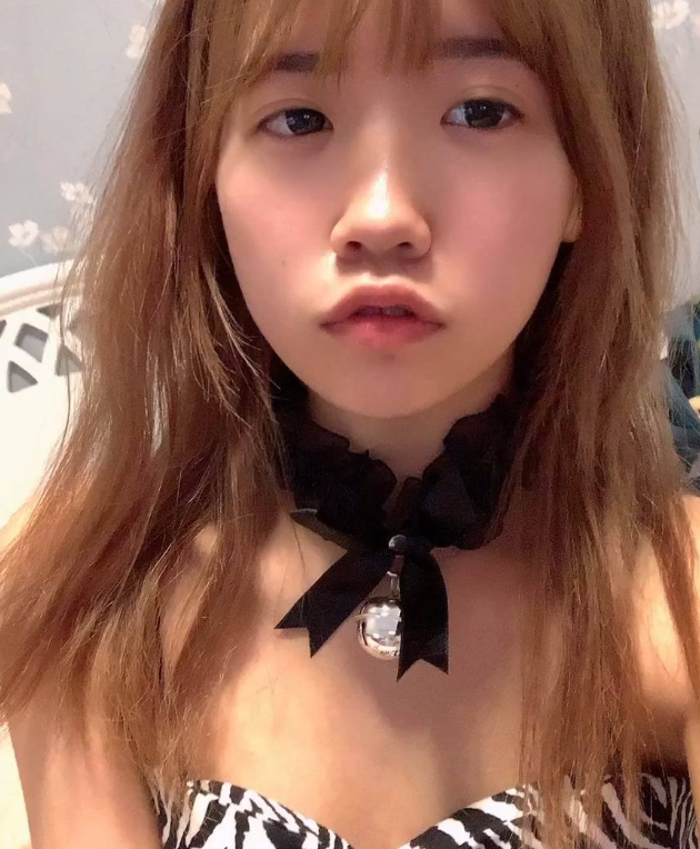 真实反差大学生！土豪重金定制，在校学生妹【长安妹妹-小怪兽】露脸居家宿舍紫薇，淫语挑逗大哥想要
