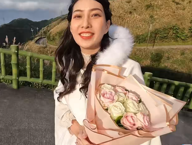 皇家华人 RAS-268 人气女友佳芯敞篷出游-1V580M