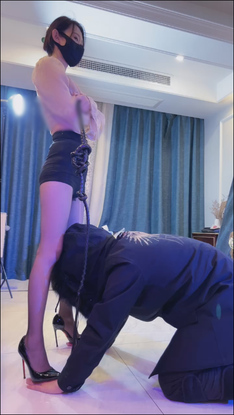 套路直播陈莹-长腿模特-重度鞭打高跟踩狗爪转胯嘴叼高跟【1V】【739MB百度云】