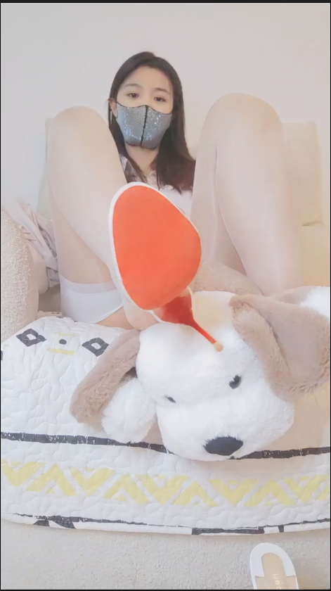 套路直播宇宙大美璐-吊带白丝透明高跟凉鞋羞辱【1V】【987MB百度云】