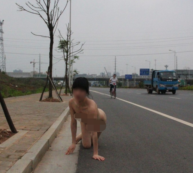 屌炸天露出狂人女神-草莓酱-各种明目张胆露出啪啪视图(515P,26V,753M)