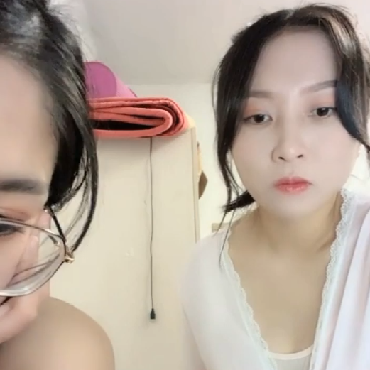 8个月的孕妇，拉上妹妹一起大秀，漏逼自慰-1V892M