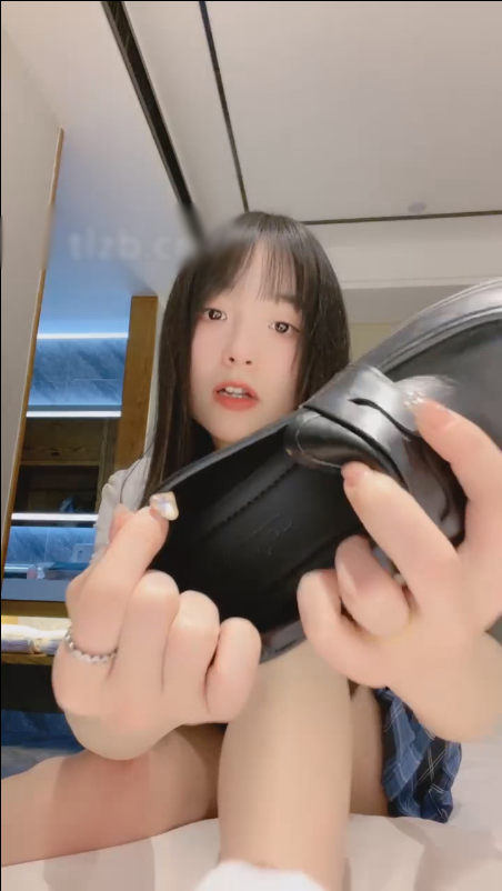 套路直播小欲魔王-萝莉jk白袜制服鞋羞辱【1V】【1.02G百度云】