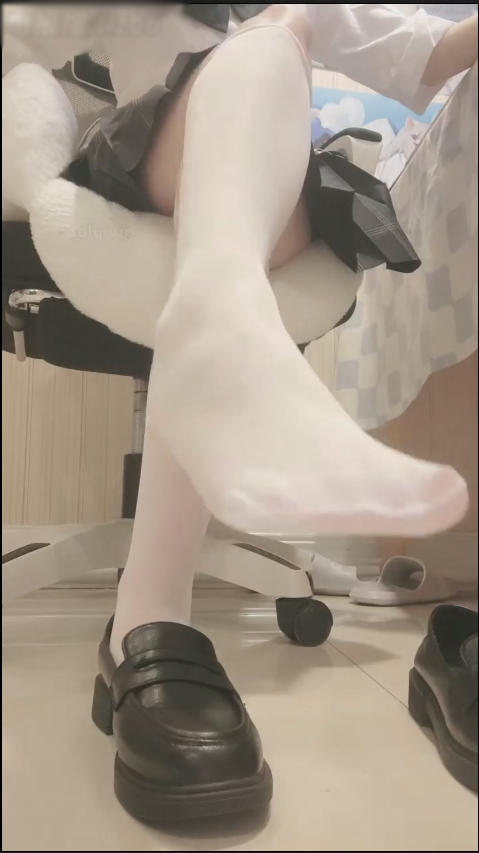 套路直播芹泽蕾拉-jk制服鞋小腿袜红绿灯【1V】【438MB百度云】