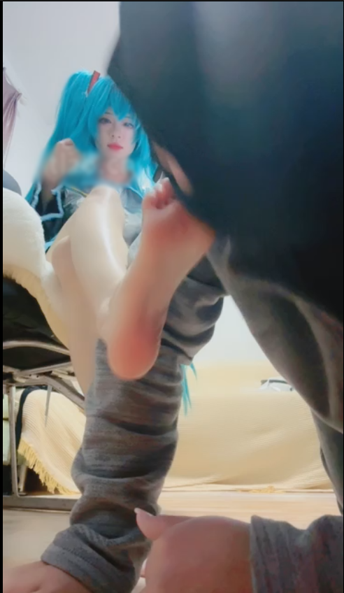 套路直播奶味小仙女-初音未来皮鞋裸足羞辱真人调教【1V】【794MB百度云】