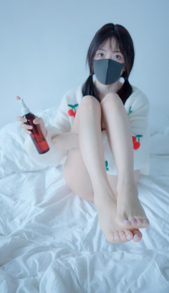 玩偶姐姐 HongKongDoll-4.20私信-足交自摸(1V,478M)