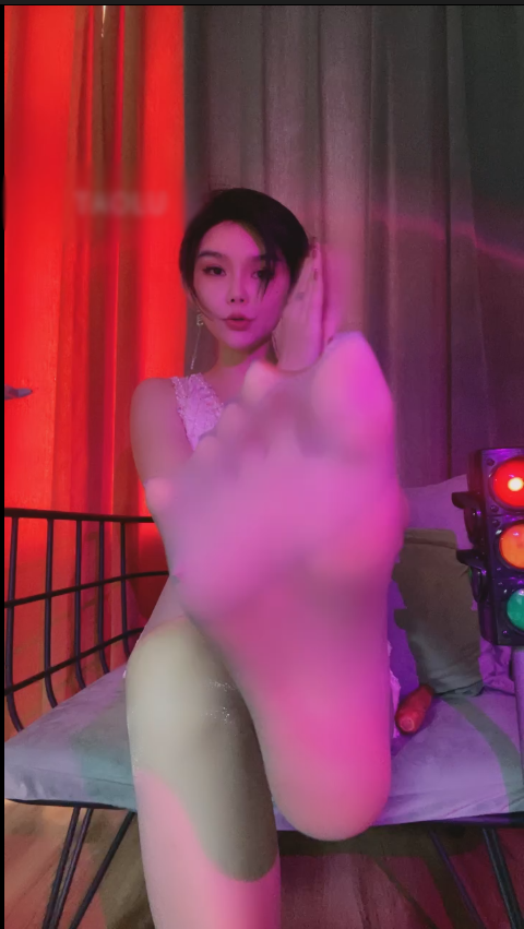 套路直播欣妍-粗口羞辱，口水第一视角【1V】【707MB百度云】