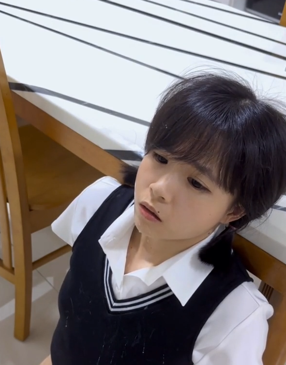 一脸清纯的白丝JK小妹妹在家学习被入室强干