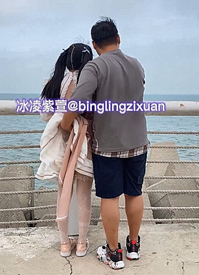 可爱魔法少女『冰凌紫萱』✅小骚穴夹着跳蛋露出，和小哥哥车震啪的坐下去, 淫水哗哗的流出来！各种姿势