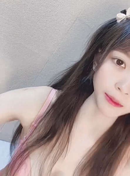 一品乖乖女【金铲铲】5月新鲜出炉刚下海就如此大尺度，瘦瘦的超级甜美 白瘦幼，干净无敌白虎嫩逼 顶级蜜臀
