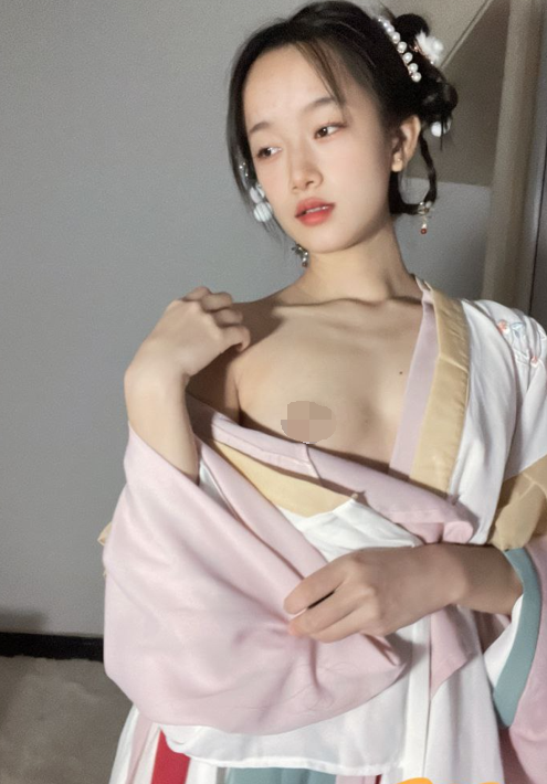 极品反差女大生04年清纯露脸小姐姐【胡椒籽】最新完整视图，金主定制各种COS裸体骚舞大号道具紫薇脸逼同框