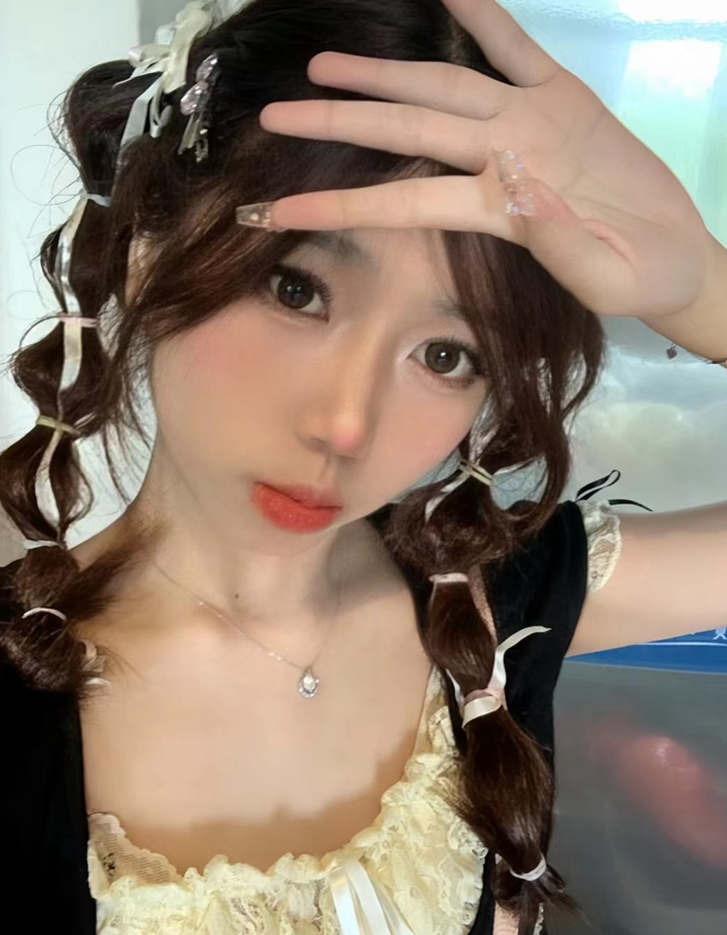 露脸清纯反差婊『欢欢』清纯淫荡切换只在一瞬间，看似清纯背后是个渴望被大鸡巴灌满骚穴的反差婊母狗 口舌特写