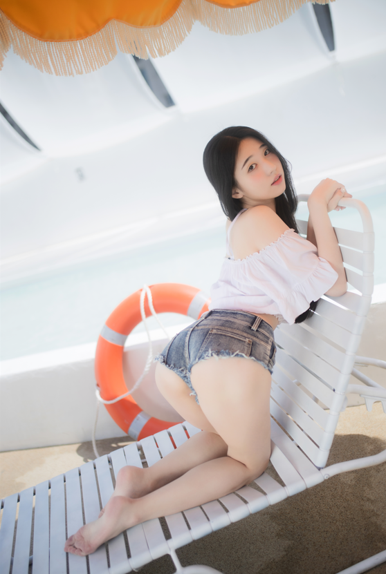 Yeon Woo - NO.022 Mini Photobook 【18P222M】