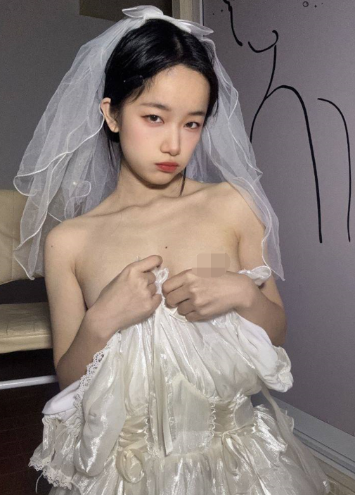 极品反差女大生04年清纯露脸小姐姐【胡椒籽】最新完整视图，金主定制各种COS裸体骚舞大号道具紫薇脸逼同框