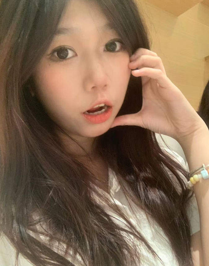 露脸清纯反差婊『欢欢』清纯淫荡切换只在一瞬间，看似清纯背后是个渴望被大鸡巴灌满骚穴的反差婊母狗 口舌特写