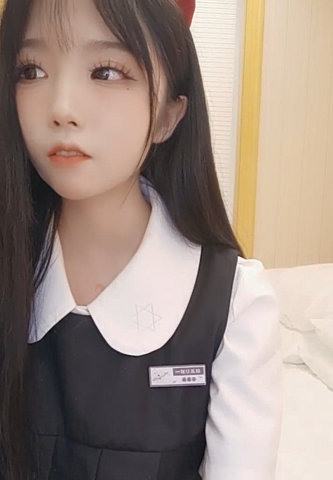 卡哇伊美少女，酒店约炮大战，一对坚挺美乳，穿上连体渔网袜，超粉嫩无毛小穴，骑乘后入爆草