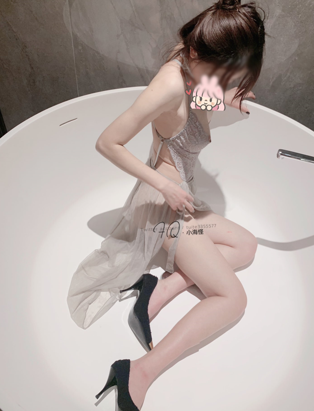 最新5月无水首发绝版！已退圈的推特人气绿帽夫妻【小海怪】私拍，媳妇极品大长腿身材顶流，娇妻送给单男玩肏