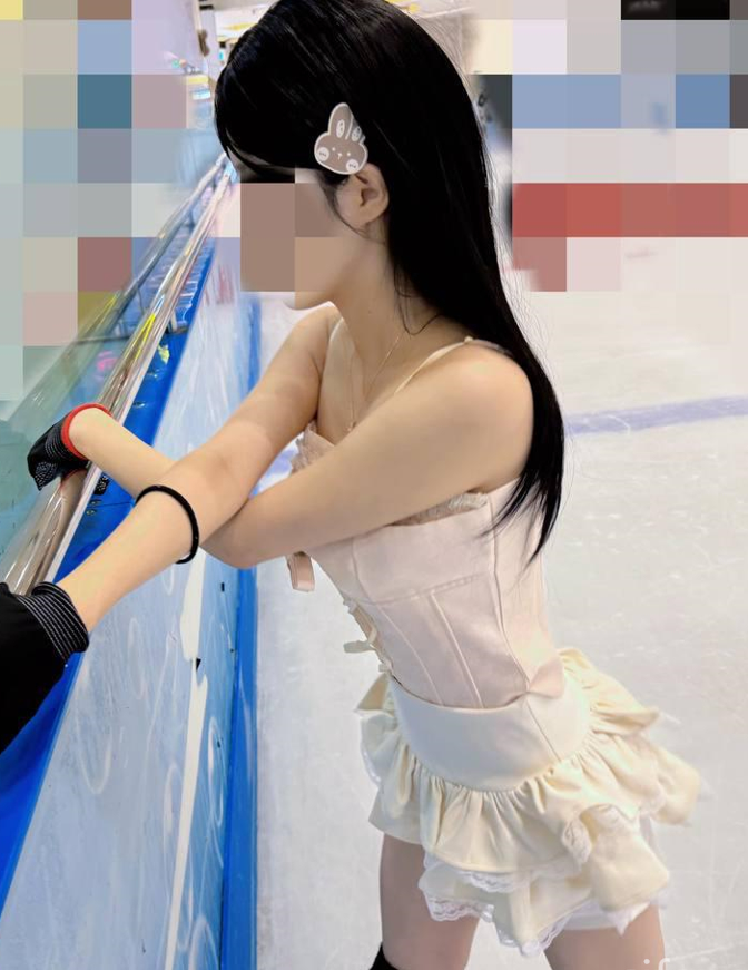 最强兄妹乱伦续集最新出炉【意淫自己妹妹】去玩溜冰 妹妹好粘人啊，哥们受不了 带她去停车场玩刺激，白瘦幼 天然白虎妹妹 被插 咩咩叫