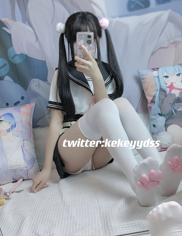 清纯反差小母狗 Twitter萝莉『可可』被主人爸爸戴上项圈狗链，一边操小蜜穴 一边被玩弄小屁眼，好羞耻 好刺激呀