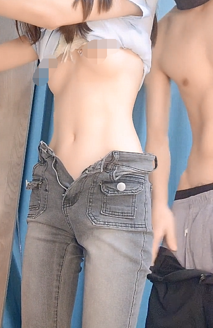 紧身牛仔裤 Q弹蜜桃臀 00后清纯大长腿美少女【怡崽打瞌睡】高挑的身材站立后入，少女刚发育好的胴体让人流口水
