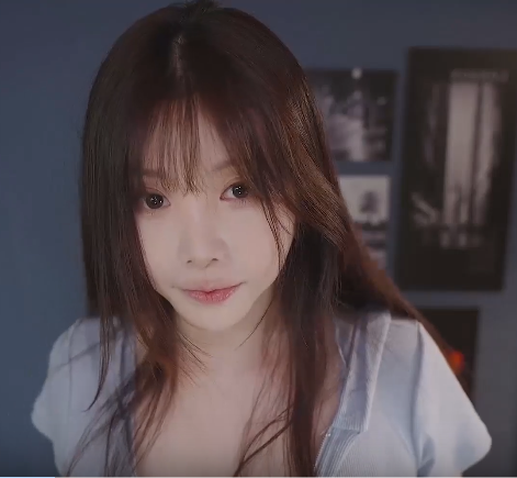 yoonying巨胸拜訪和清潔照顧我的兒時朋友1V377M百度盘