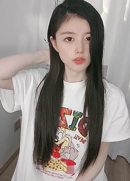 女神级小姐姐，外表清纯气质，细腰美臀大尺度，4小时激情，粗大假屌骑乘抽插，高潮爽的流白浆
