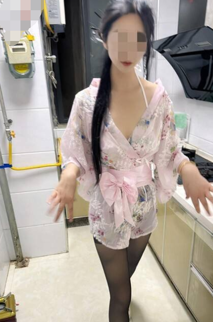 会喷水的亲姐姐  开档黑丝睡衣在厨房开艹 汁液喷的到处都是 电影院又再次内射 小穴紧紧拴住榨精