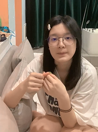 ✨长相特别可爱的小学妹下海直播✨眼镜一戴清纯至极，反差母狗被炮友无套狂艹！