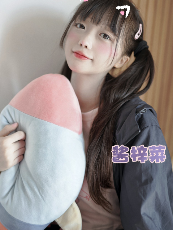 =露脸清纯美少女『酱梓菜』 福利私拍，清纯唯美小仙女超极品合法卡哇伊小萝莉，超极品身材 无线遐想