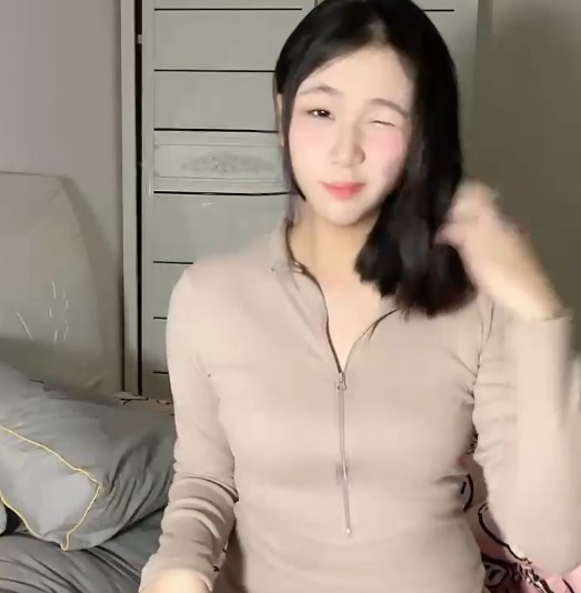 【爱吃小布丁】，又白又嫩的极品-1V346M