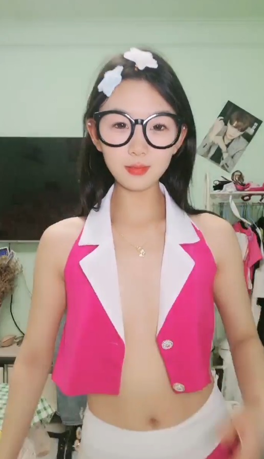 【月月喔】眼镜极品学妹 道具自慰-1V927M