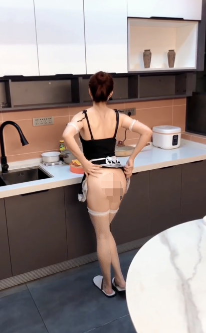 极品骚鸡-WindupGirl2000-骚女友穿好女仆装为我“服务”(1V,207M)
