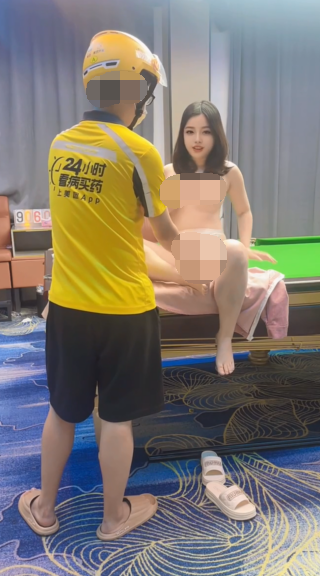 超级调教大神-查小理の母狗 桃桃丸子-6月露出勾引外卖小哥新合集(16V,1.44G)