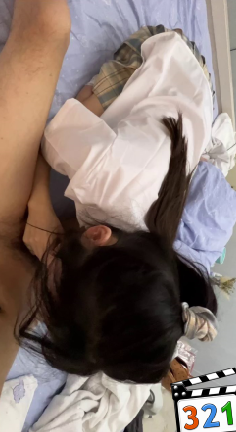 今天不知道从哪里诱骗到了一个花边裤袜 格子裙JK少女,让少女心甘情愿为其口交上位骑乘