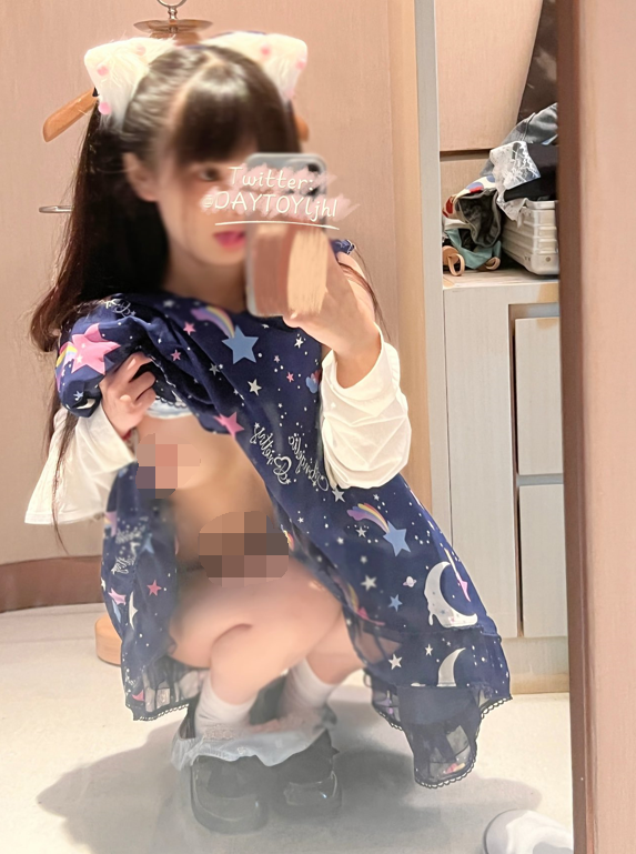 =Twitter萝莉『兔兔兔兔叽』电影院大胆露出，外表纯洁可爱 私下超级反差的小母狗爸爸喜欢吗