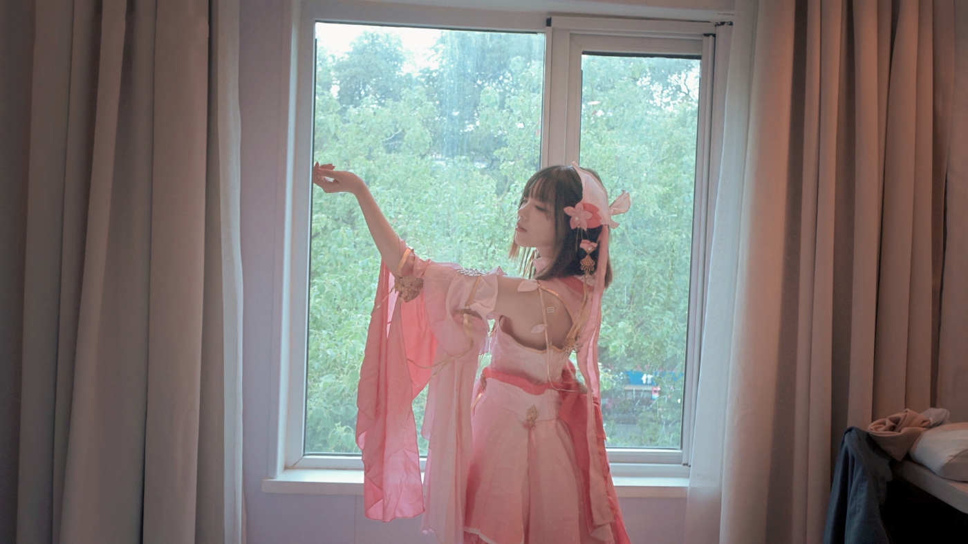 搬运 宅男女神福利！极品百变萝莉型嫩妹反差婊【小余】COS甄姬-游园惊梦，多节大头水晶棒