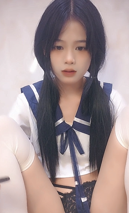 双马尾制服萝莉19萌妹【太平公主】一脸清纯呆萌，穿上白丝袜操逼，饥渴求操被炮友干，扶腰怼入小穴一顿输出，骑乘打桩机