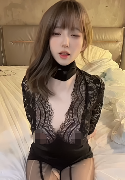 抖音150万粉丝网红美女-小马漫漫 微密圈高价定制视频-漏点 乳头超嫩视频福利