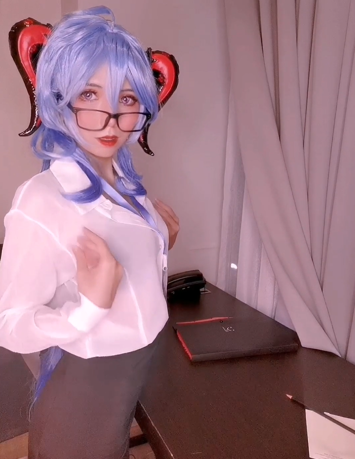 Onlyfans福利姬cos秘书OL甘雨,在办公桌上中出内射 【1V184M】