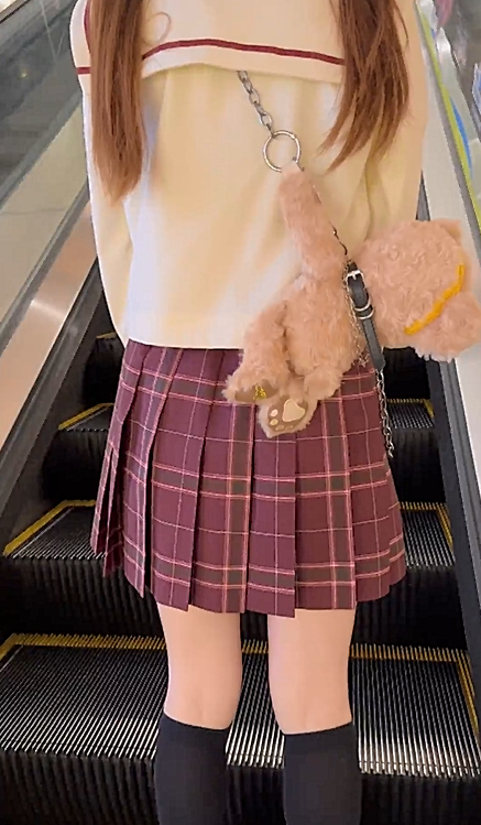 【江南第一深情】拼顺风车邂逅的一个JK眼镜小妹 先夸她的小熊背包很可爱,然后约她一起吃个饭,最后让我免费操