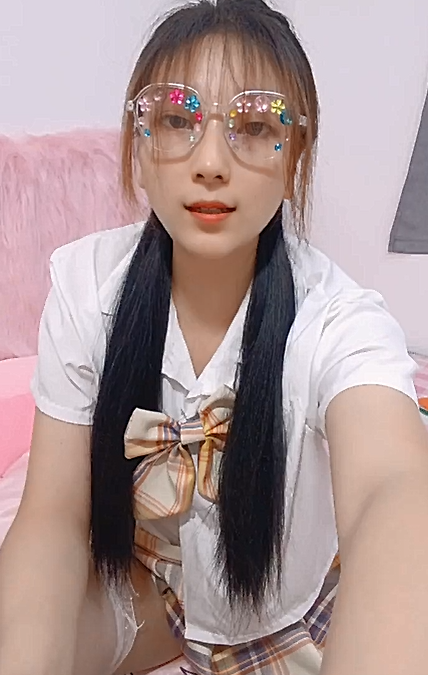 2024年7月，新人下海~【小甜舔】戴着眼镜的学生妹！超美胸！超想舔她，眼镜妹就是看着过瘾