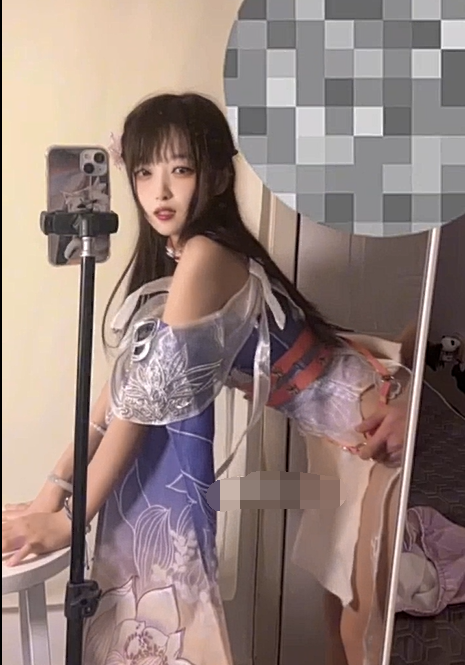 土豪榜一大哥视角，表面一本正经的直播，看不到的视角下翘起小翘臀让大哥操小骚逼