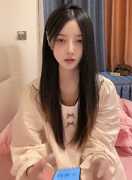 风骚网红美女【小蝴蝶会飞】独自家里发骚自慰，贫乳大长腿，开裆黑丝，掰穴道具猛捅，翘起屁股摇摆，很是淫骚