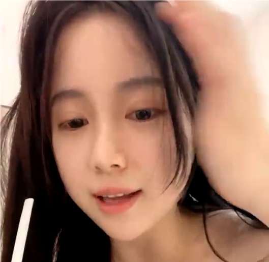 巨乳萌妹（00后小姐姐）绿转黄漏奶-1V550M