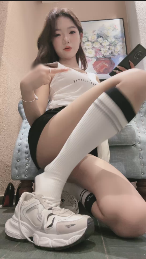 套路直播珂儿大小姐 - 青春运动女王的鞋底奴【1V】【493MB百度云】