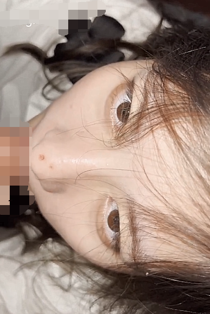 真实手持电话近景拍摄性爱，露脸白皙漂亮嫩女友乖巧听话已成小母狗，口活啪啪仔细认真