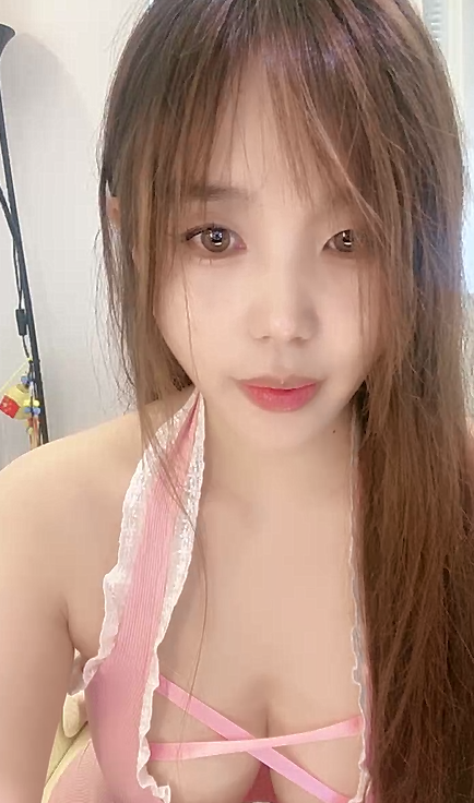 丝袜高跟露脸极品学姐愿做狼友的小母狗精彩大秀直播，跟狼友互动撩骚淫声荡语听指挥，口球乳夹道具揉奶玩逼