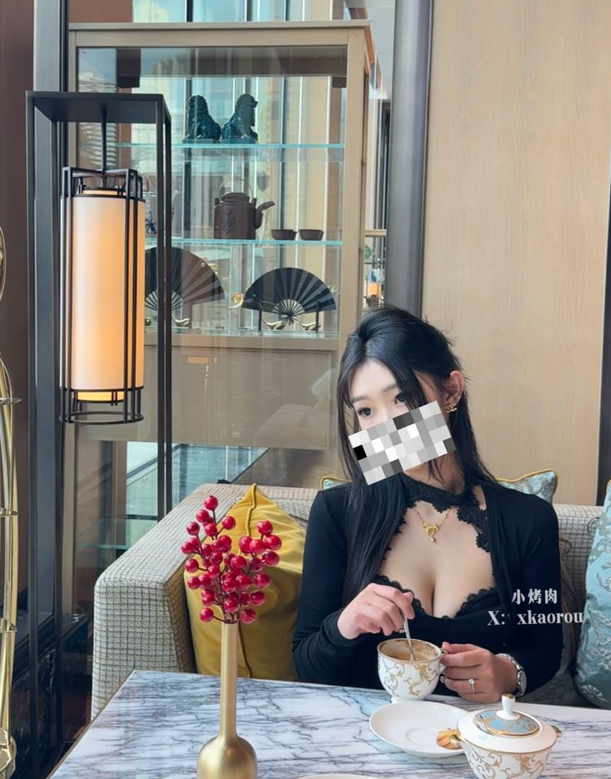 极品骚货强推【小烤肉与烤肉爸爸】两男一女3P轮流爆操 爽上天啦！口爆吞精，丰满肉感 制服OL黑丝美腿翘臀